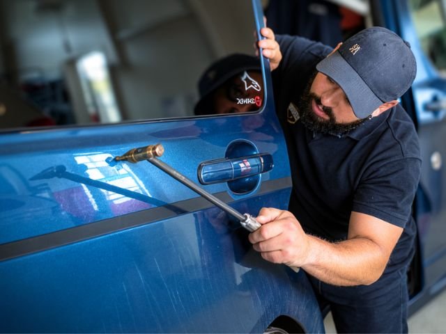 Débosselage sans peinture en cours de réalisation